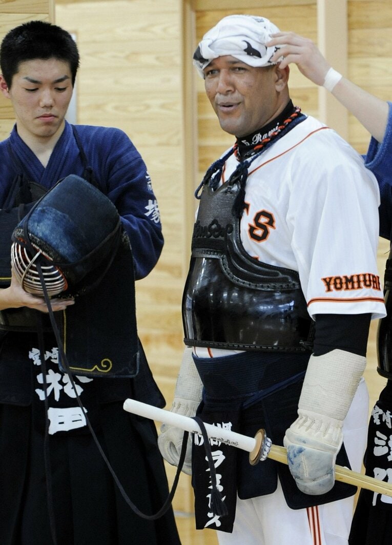 巨人の春季キャンプ中、剣道を体験するラミレス氏（2010年） ©KYODO