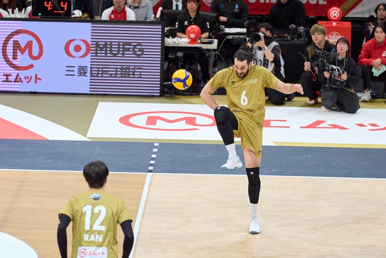 足技（？）も披露するブリザール　©︎SV.LEAGUE