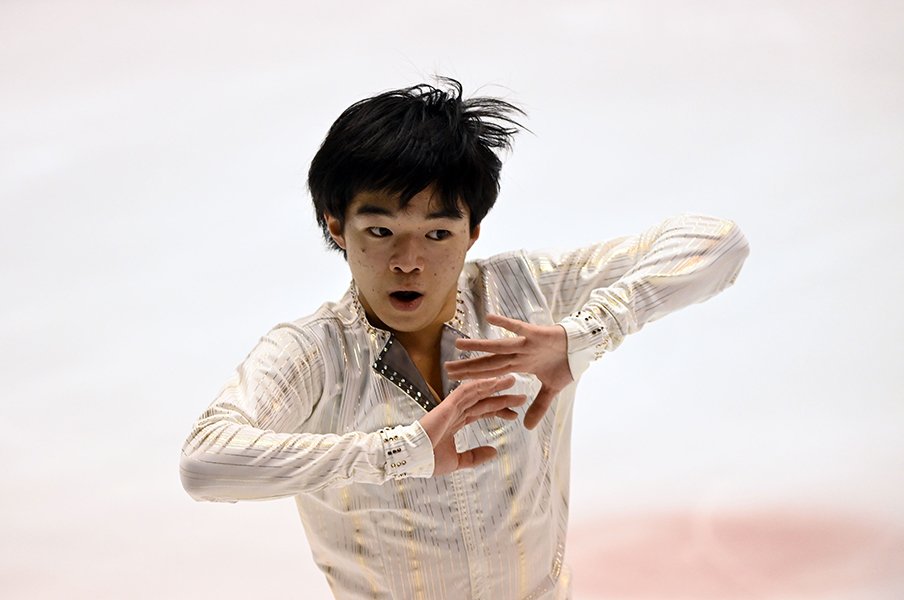 北京五輪でメダルを獲るために…鍵山優真が国体の公式練習で見せた、新・4回転ループの真価とは<Number Web> photograph by Hiroyuki Nakamura