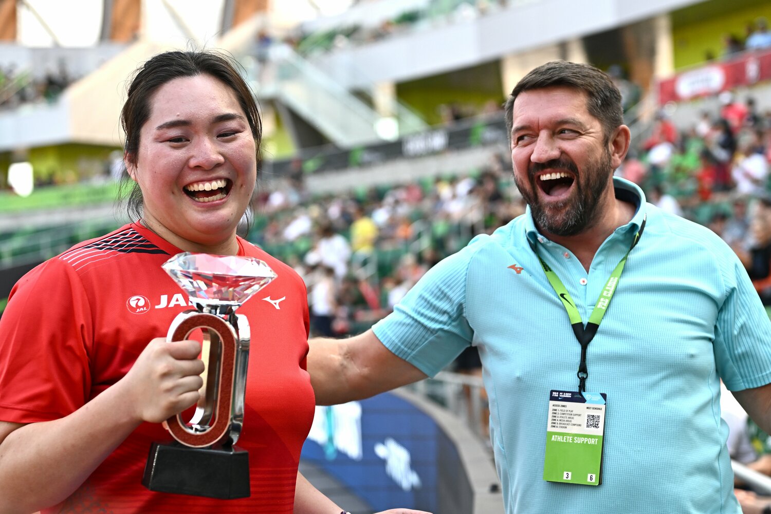 セケラックコーチとダイヤモンドリーグ「ファイナル」優勝の喜びを分かち合う　©︎Tsutomu Kishimoto/PICSPORT