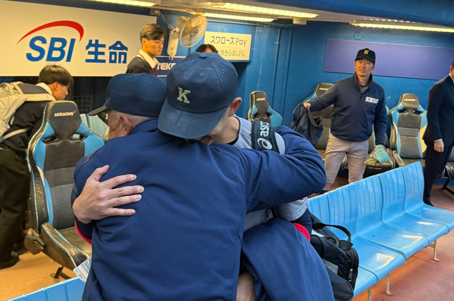 大学最後試合(早慶戦)を終えた後…ベンチ前でハグする堀井監督と清原正吾 ©Yuji Yanagawa