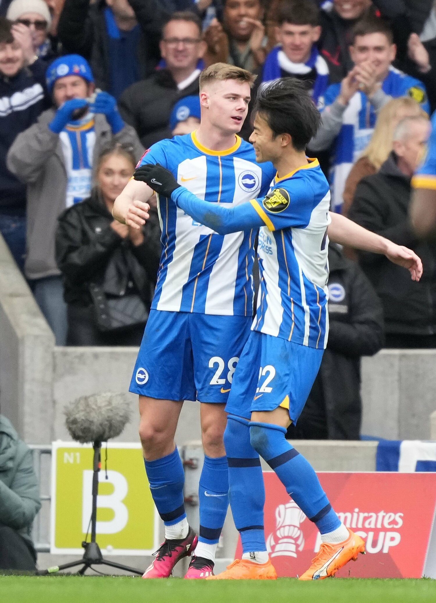 三笘が褒めたFWエバン・ファーガソン。2004年生まれの18歳、アイルランド代表。今季ここまでリーグ11試合出場4ゴール　©AFLO