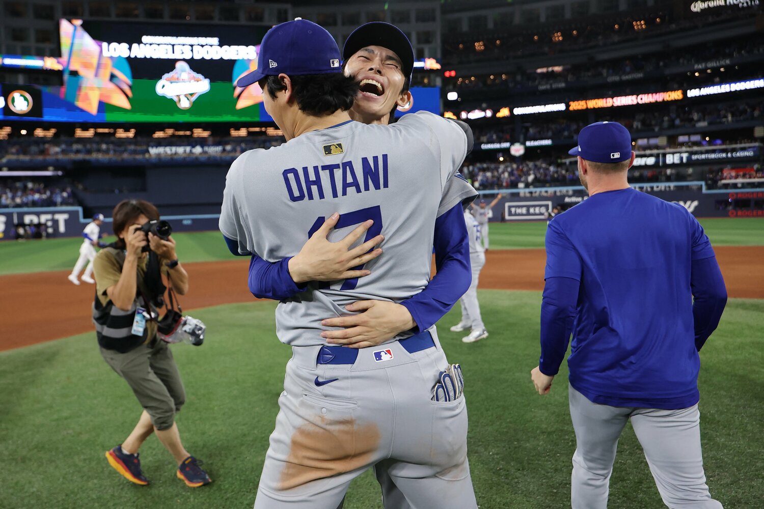 ワールドシリーズ連覇を達成し、大谷と抱き合った佐々木　©JIJI PRESS