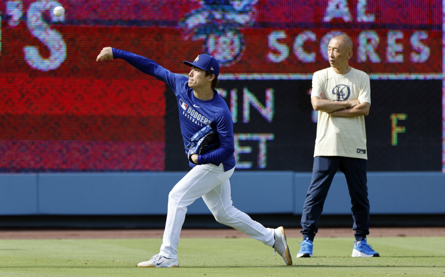 山本の投球練習を見守る「矢田先生」ことトレーナー・矢田修氏　©Getty Images