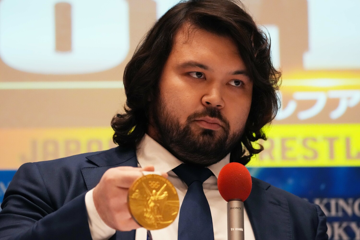 金メダルを手に記者会見に臨んだウルフアロン。11月4日、テレビ朝日 ©Essei Hara