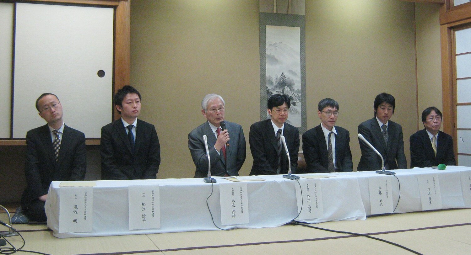 電王戦の会見に臨む米長ら。谷川、渡辺明らの姿も　©JIJI PRESS