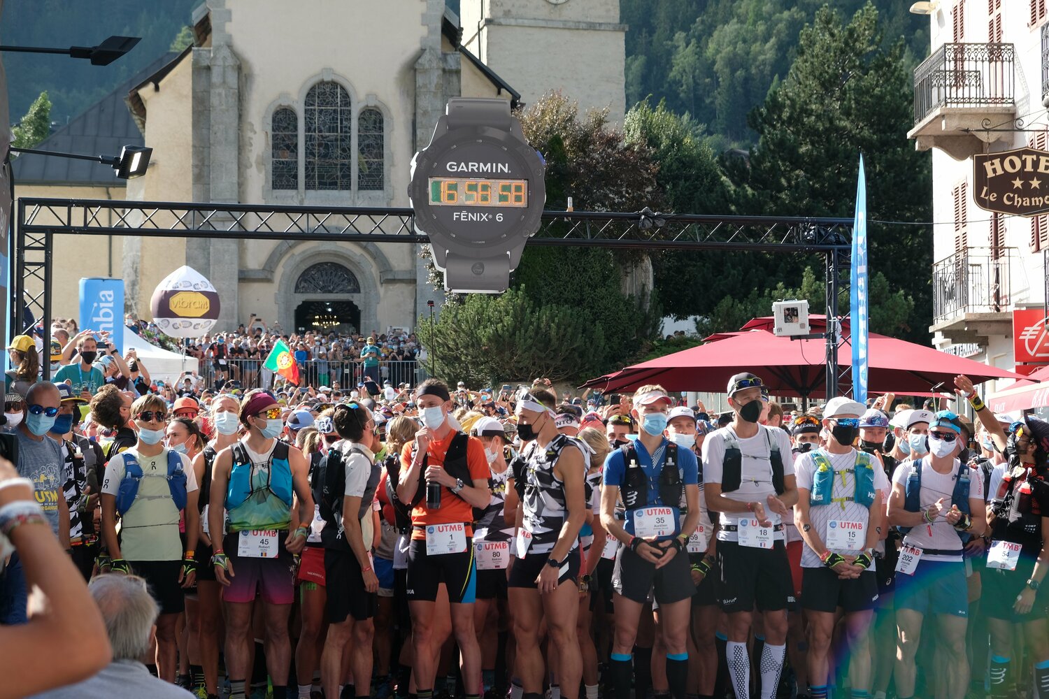 UTMBのスタート前。マスクをした選手がぎっしり