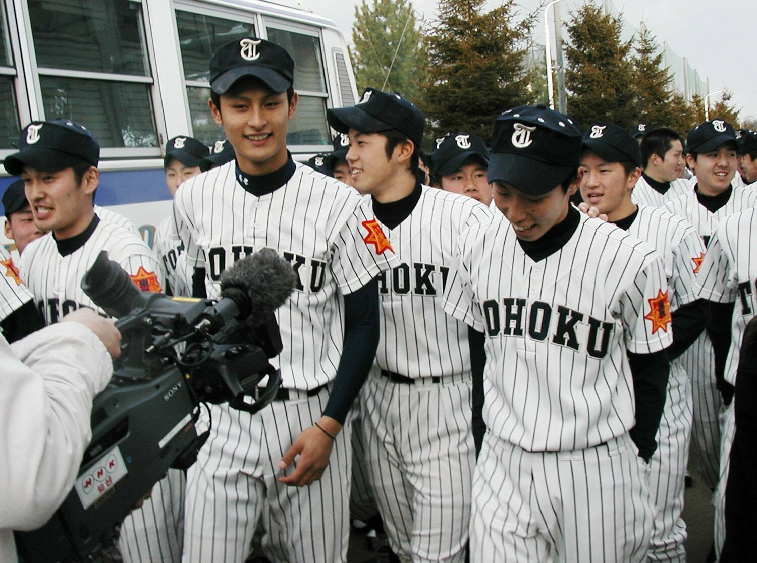 2004年、2年連続の選抜大会出場を決めて喜ぶ東北高のダルビッシュ（左から２人目）　©︎JIJI PRESS