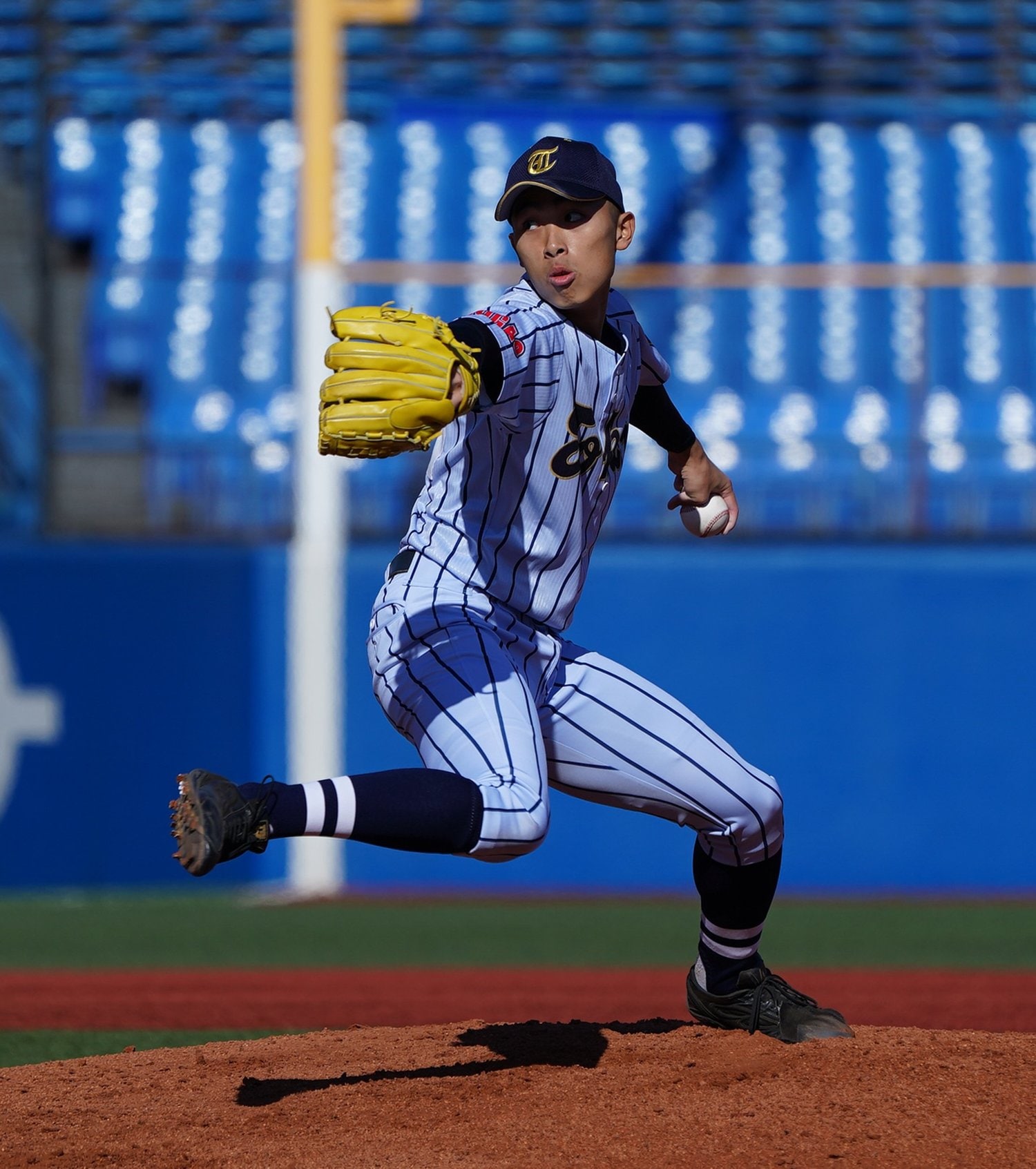 東京大会準決勝、関東第一戦で投球する本田峻也投手　©Sankei Shimbun