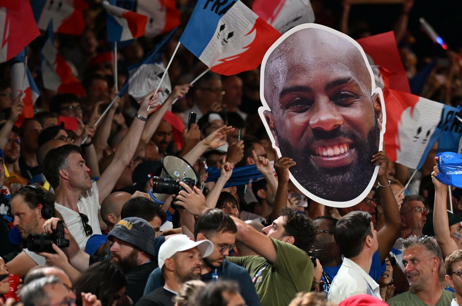 よく見ると……リネール顔パネルの左下に……拡声器を持った人が……!!　©Naoya Sanuki/JMPA