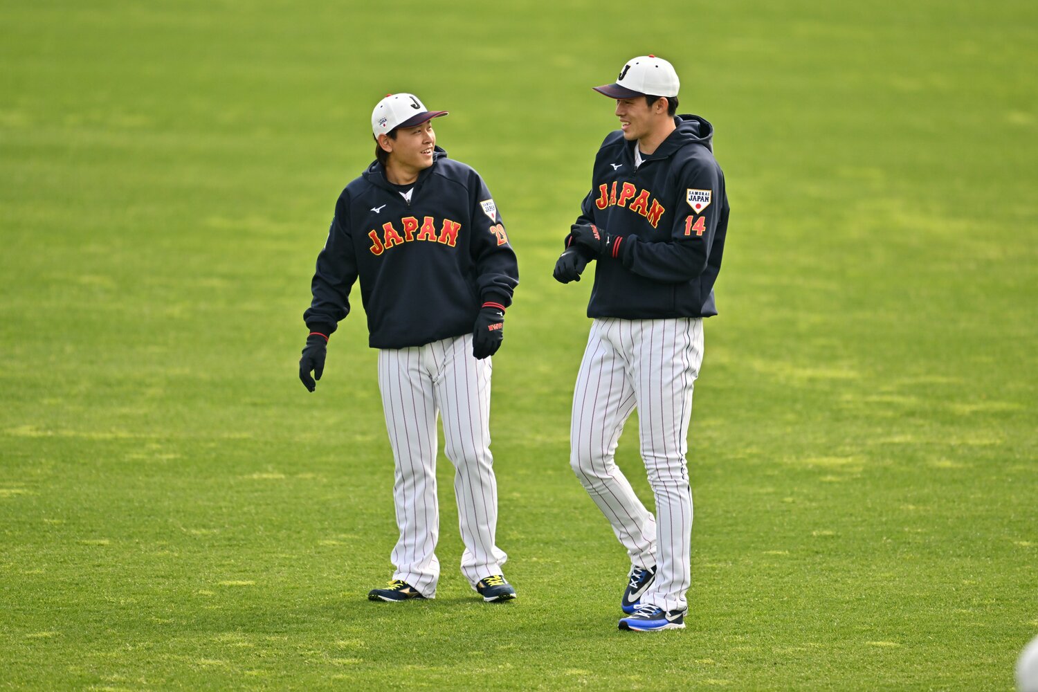 同学年の宮城と佐々木朗希 ©Hideki Sugiyama
