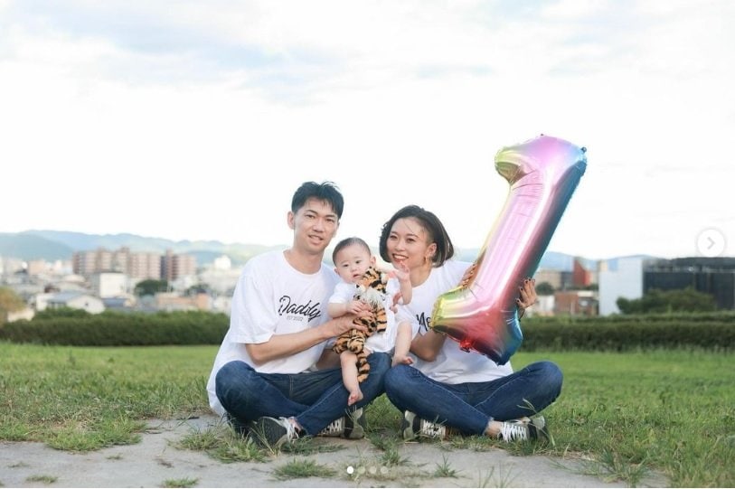 夫・明憲さんと長男・勇翔くんとともに ©本人のインスタグラムより