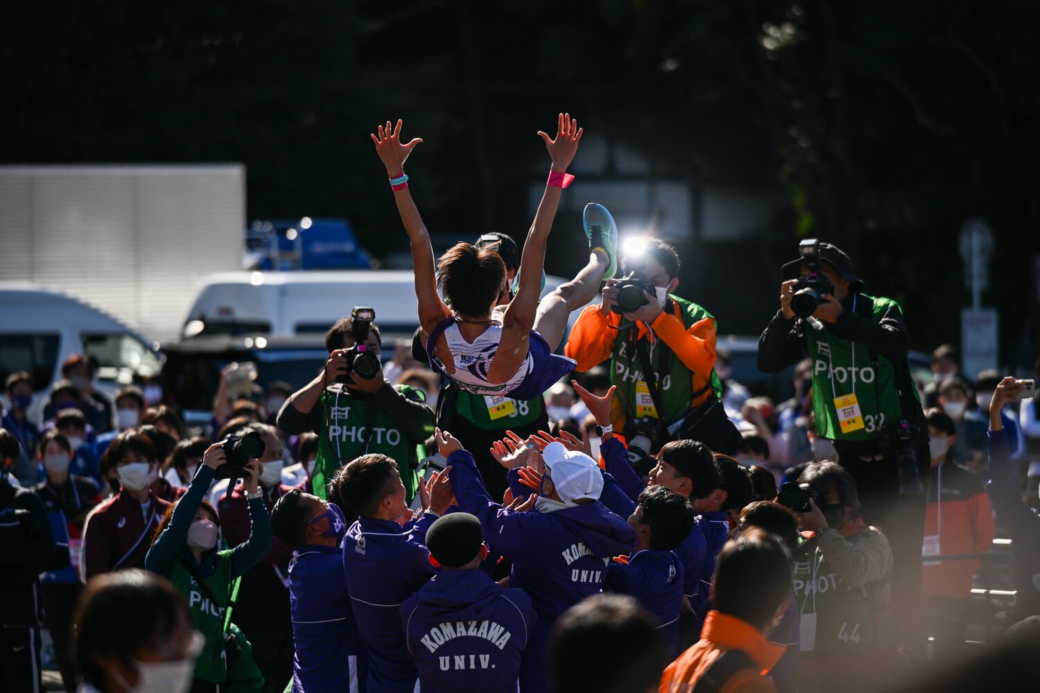 全日本大学駅伝3連覇を決め、胴上げを行う。箱根でもこの光景が再び見られるか　©Nanae Suzuki