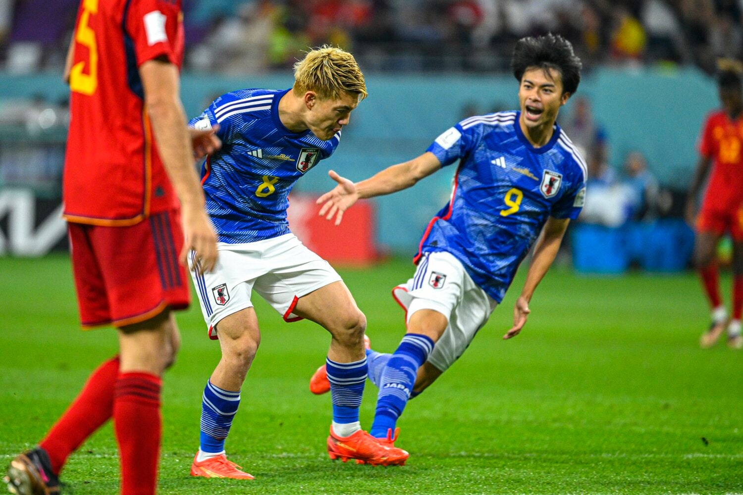 同点弾となる見事なミドルシュートを沈めた堂安と駆け寄る三笘　©Takuya Sugiyama/JMPA