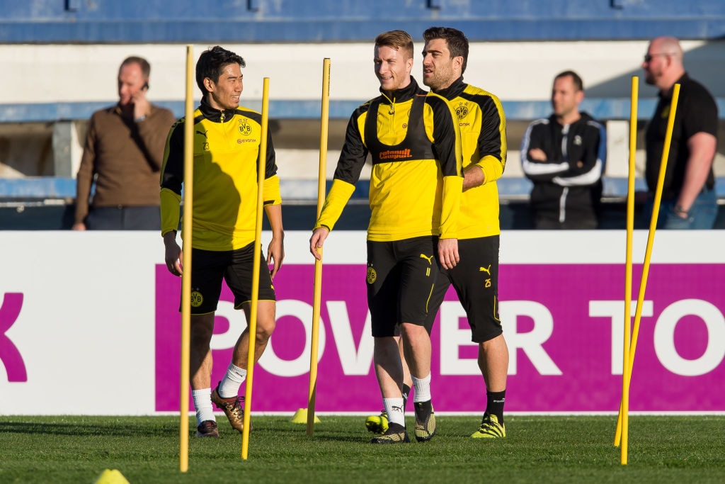 2018年、香川と談笑するロイス。ドルトムントを長年引っ張ってきたアタッカーもキャリアの岐路を迎えている　©Getty Images