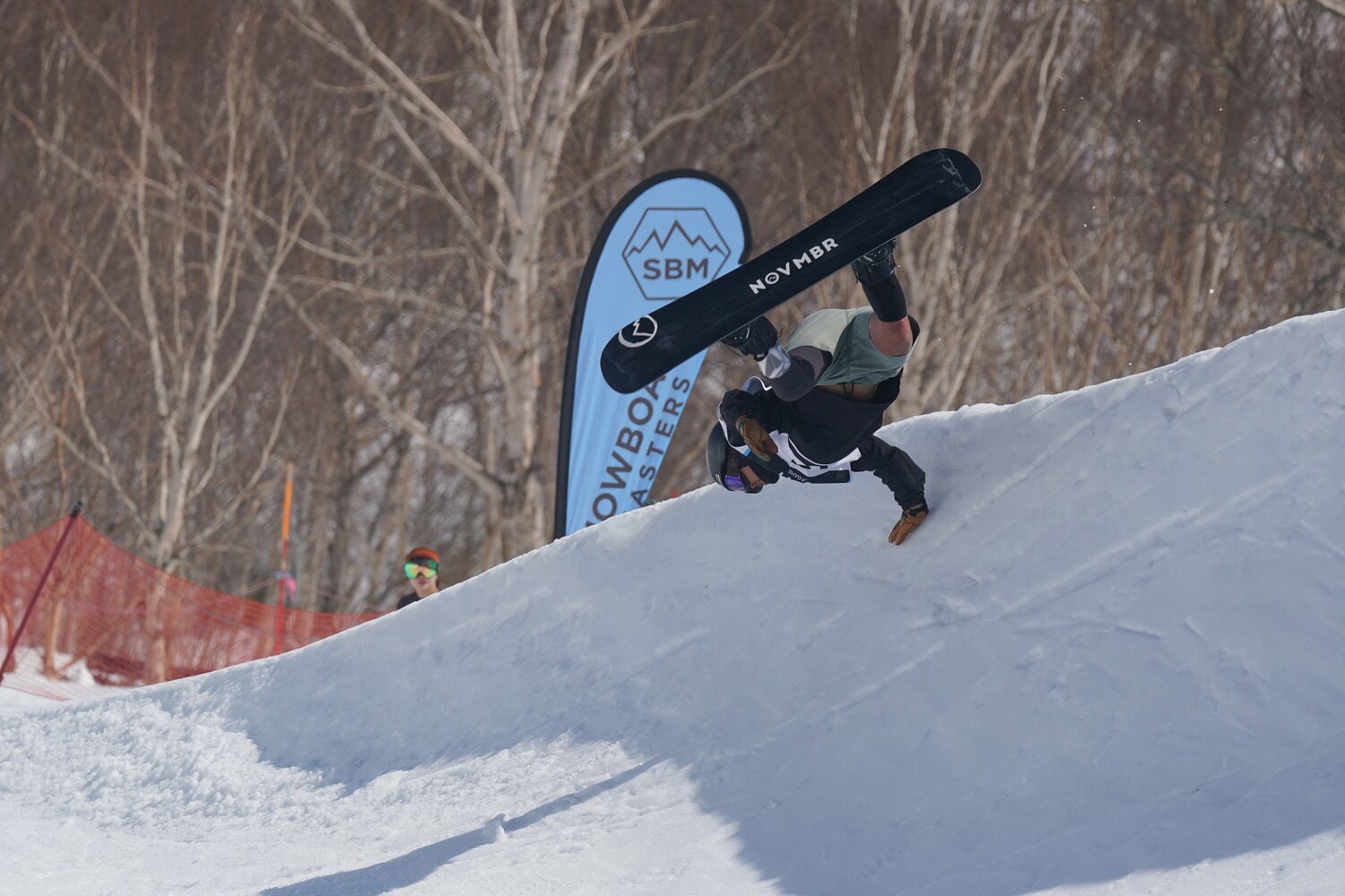 短パン姿に花柄模様の義足で見事な滑りをみせ、会場を沸かせた市川貴仁　©︎“tochi” sato(SBM)