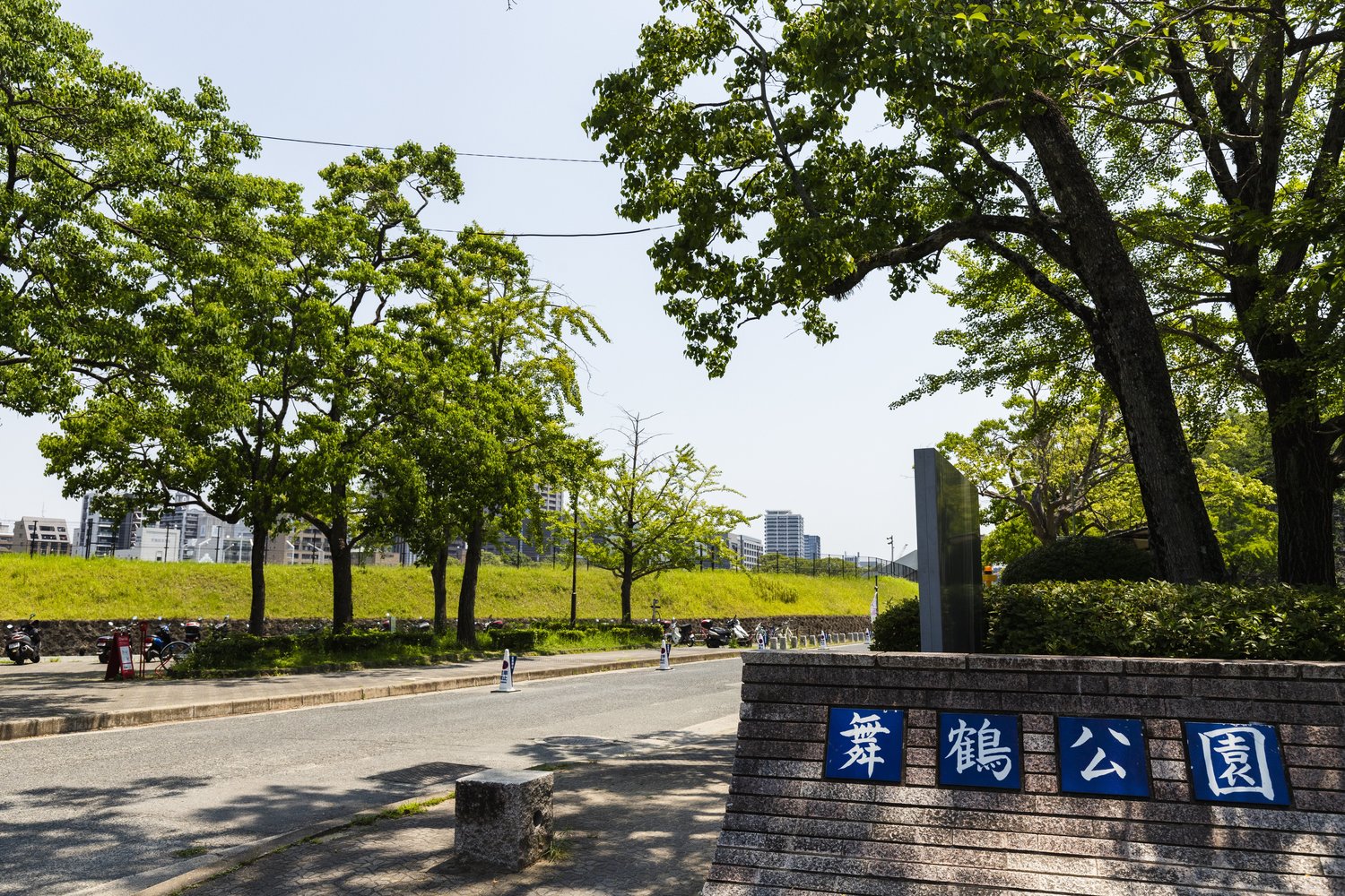 市営地下鉄空港線の赤坂駅から徒歩で10分弱の舞鶴公園