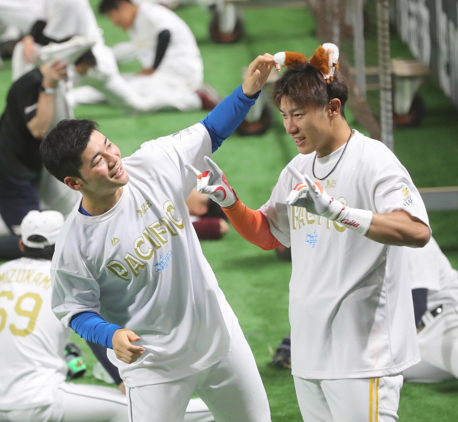 今年のオールスターでは、尊敬する柳田（左）に「きつねダンス」も伝授（？）した清宮　©SANKEI SHIMBUN