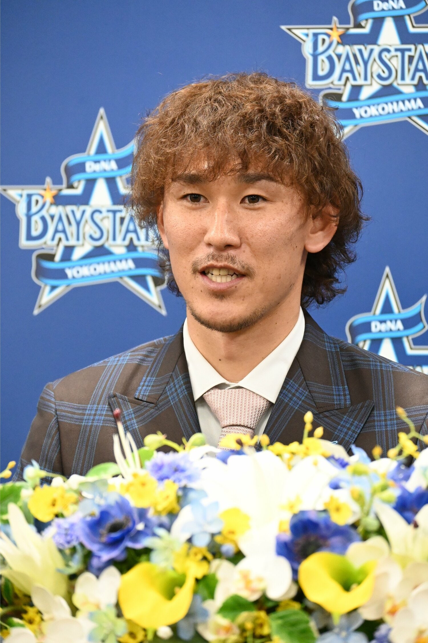 ベイスターズの入団会見で。かつて相手捕手に指示するかのような身振りで珍プレーを生んだことから「軍師」の愛称も　©JIJI PRESS