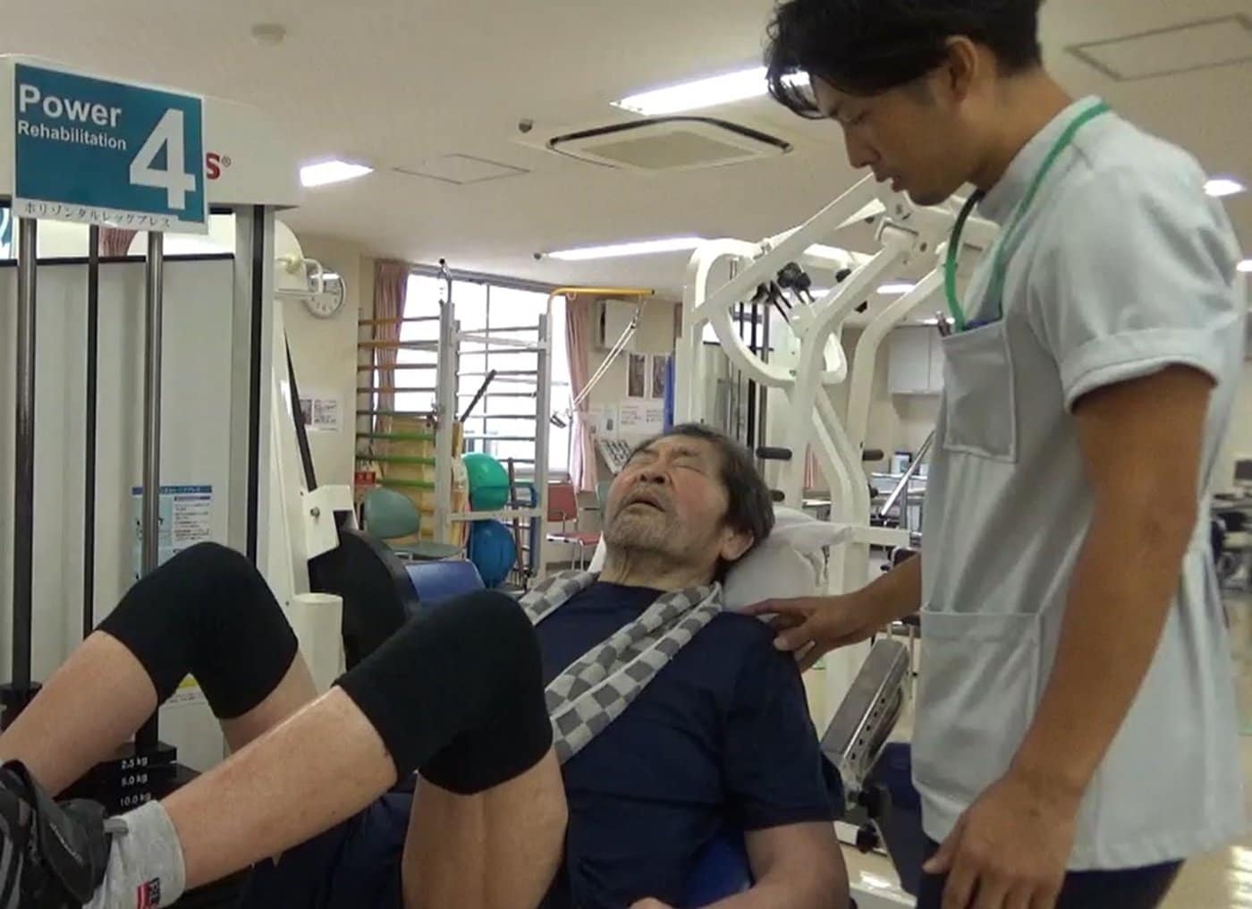 パーキンソン病によって徐々に体が動かなくなっていく中、マサさんは懸命にリハビリに励んだ　©株式会社アンサンヒーロー