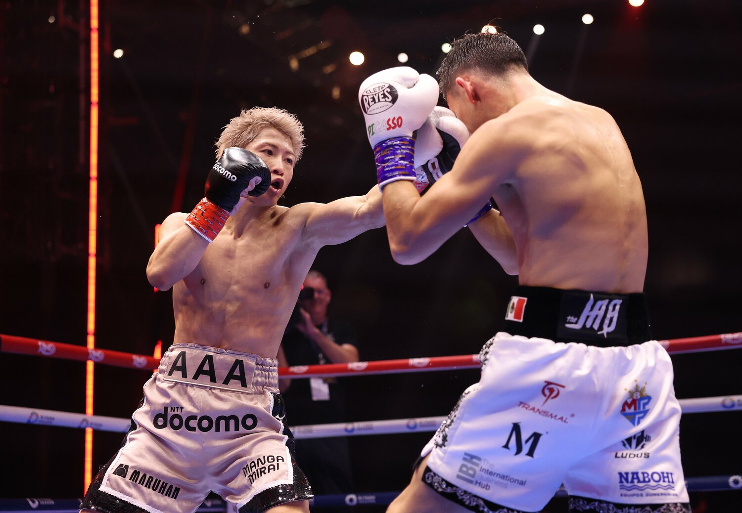 ジャブから自分の展開を作り出した井上 ©Getty Images