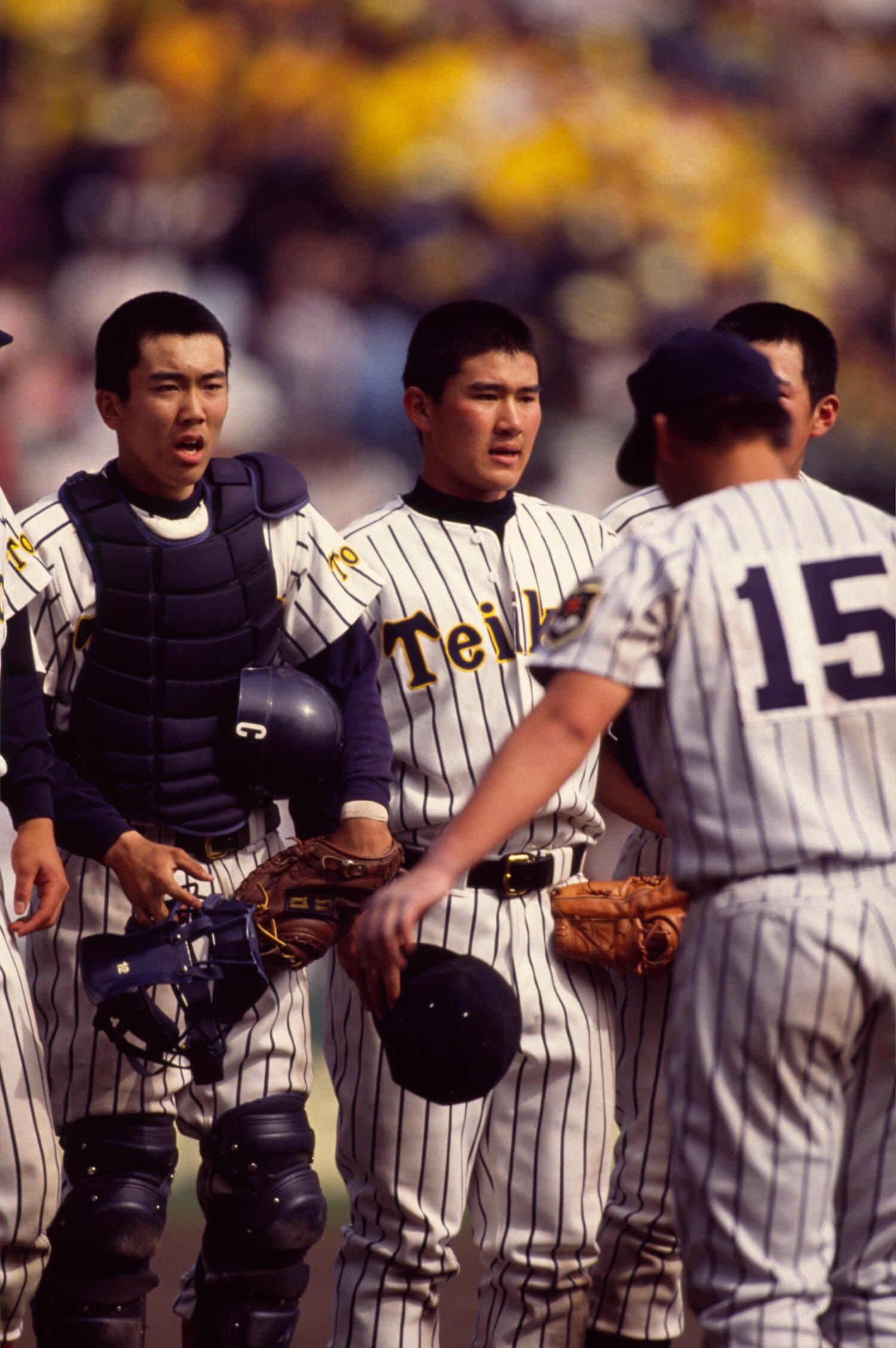 三澤（中央）を中心にセンバツを制覇。夏も本命視されていた1992年の帝京　©Katsuro Okazawa/AFLO