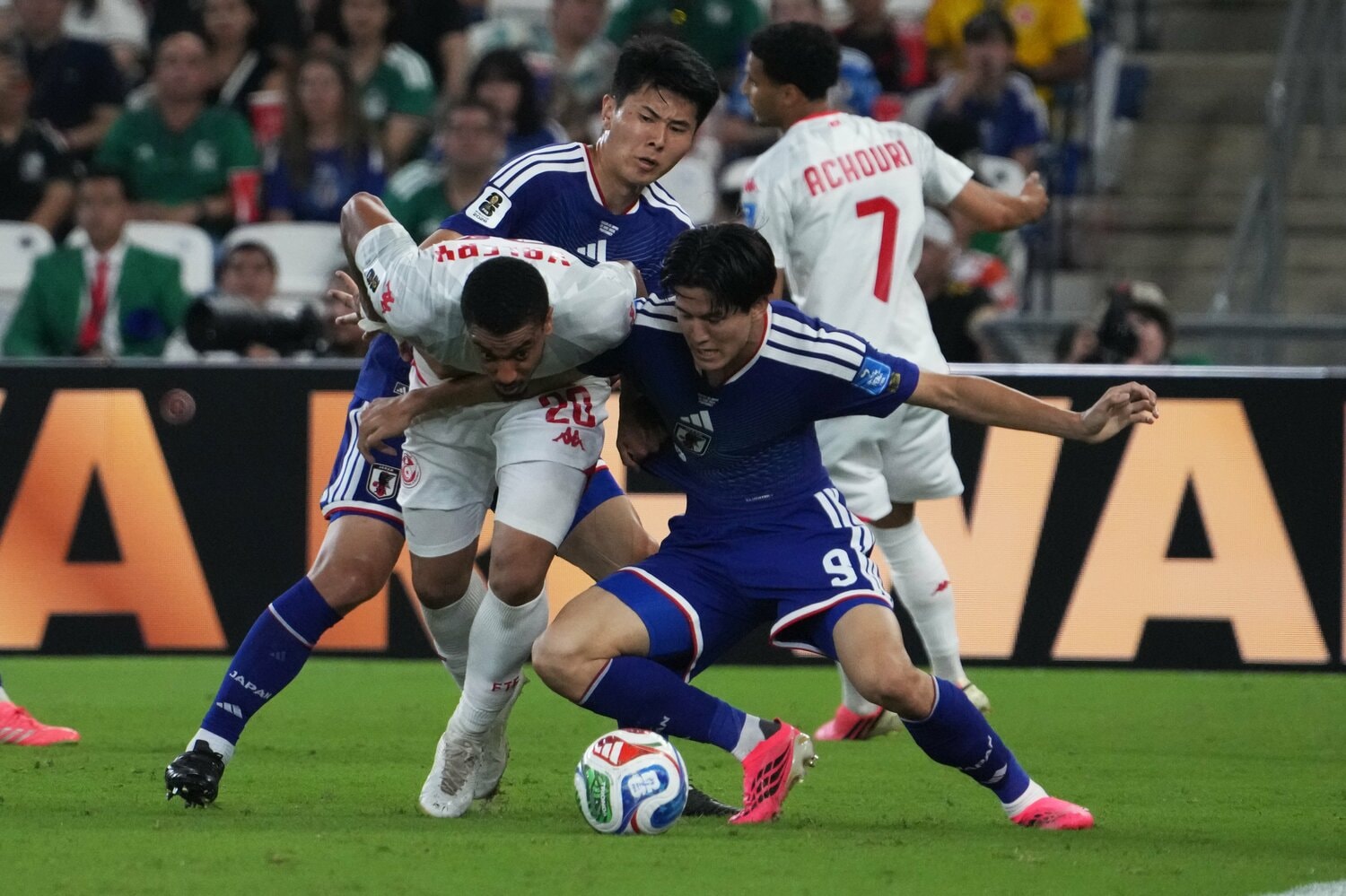 鈴木淳之介とともに強烈なプレスでボールを奪う後藤啓介 ©Masashi Hara