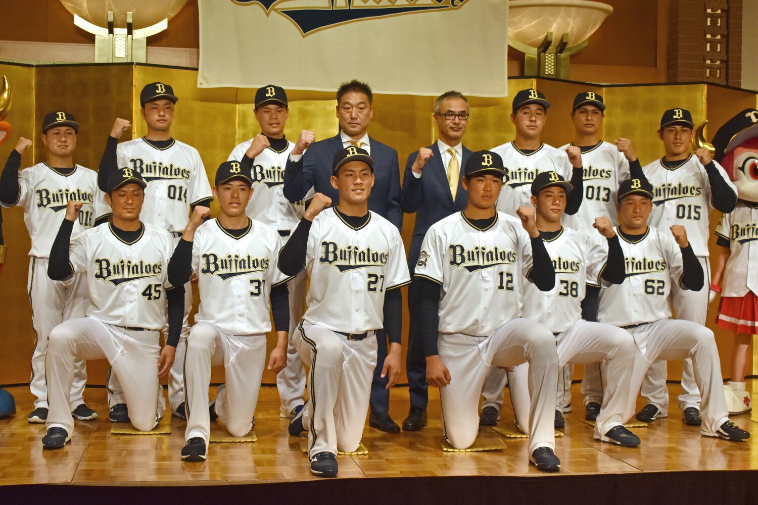 2020年12月、入団会見で同期らとポーズを取る宇田川優希(後列右から2番目)©️JIJI PRESS