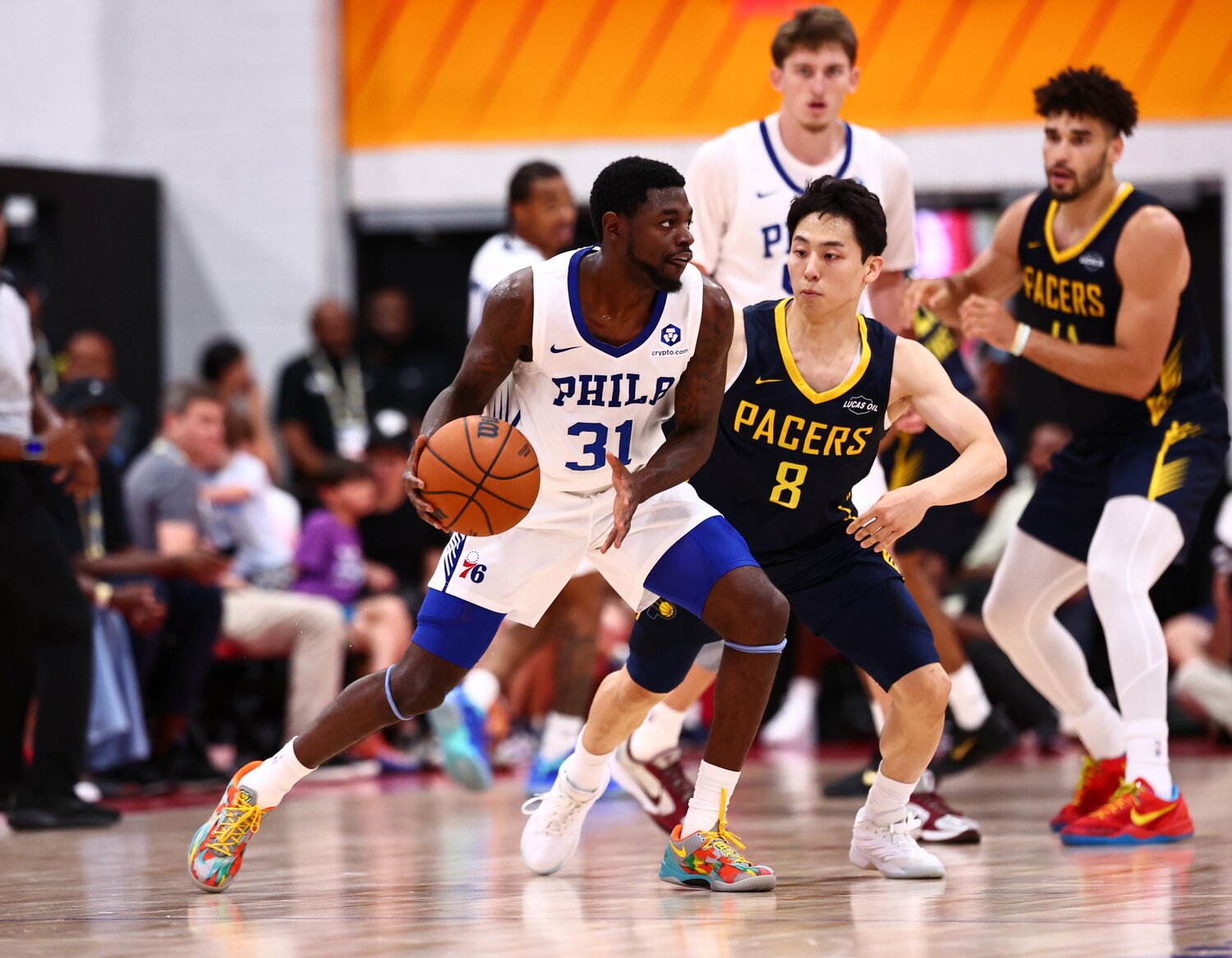チームメイトたちを沸かせるハッスルプレーもあった ©︎Mike Kirschbaum/NBAE via Getty Images