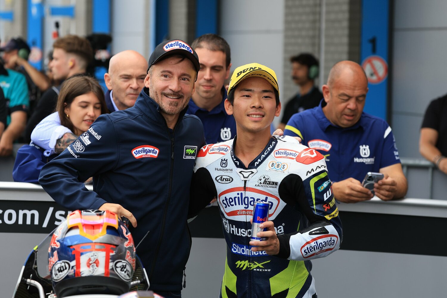 90年代に4年連続で250ccクラス王者を獲得したチームオーナーのマックス・ビアッジも、佐々木の初勝利を我がことのように喜んだ
