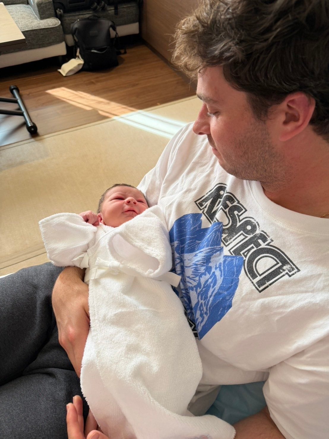 小さいベンジャミンくんを大事そうに抱くロング　©Chiba Lotte Marines