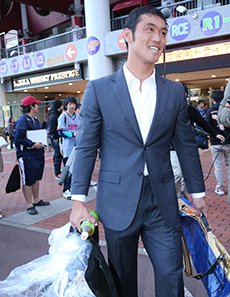 第一次トライアウトが行われたKスタを笑顔で後にする古木。