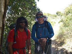 自然監察員と「クライムバム」。これから昼寝とのこと。