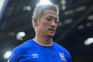 「移籍金20億円超…安い！」英国ファンが前田大然に“20分弱で拍手喝采”「これがプレミアかと」タフな前田大然が見せた“珍しい姿”とは