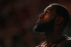 「俺たちは黙ってドリブルなんてしない」NBAのスター、レブロン・ジェームズが声を挙げる理由