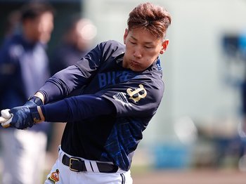 恩師が語る吉田正尚の規格外な打球。「プロはなんで獲らんかな、と」＜Number Web＞ photograph by Kyodo News