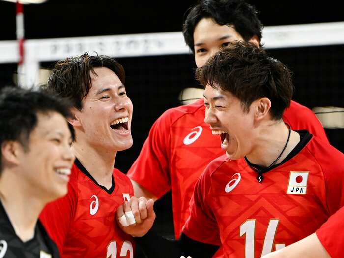 男子バレー涙の円陣…小野寺の手招き、小川の頭をポンポン「史上に残る壮絶な試合だった」パリの“観客席”で見た夢のような景色とジャポンコール＜Number Web＞ photograph by Asami Enomoto/JMPA