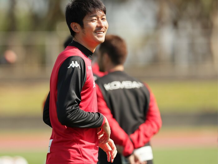 「一番下手くそだった僕に…」名門高校サッカー部キャプテンが“亡き恩師”に誓った夢「38歳で逝去したJリーガー横山知伸」が遺した言葉<Number Web> photograph by J.LEAGUE