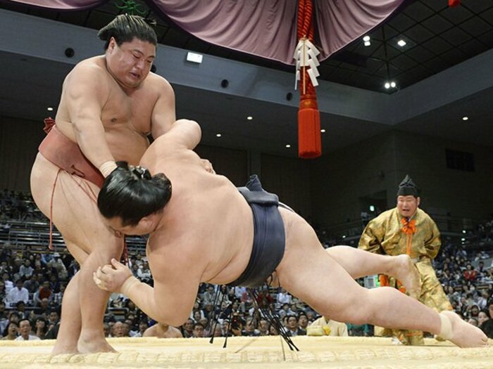 33歳小結、なお伸び盛りの嘉風。中年サラリーマン奮起のヒント。＜Number Web＞ photograph by KYODO