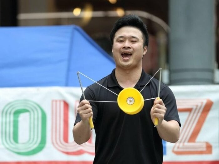 「体育館裏、彫刻刀で左腕を…」マイケルや金正恩に技を披露した大道芸人が壮絶イジメ体験を中高生に伝える理由《中3で渡米、17歳でW杯》＜Number Web＞ photograph by CHANG-HAENG