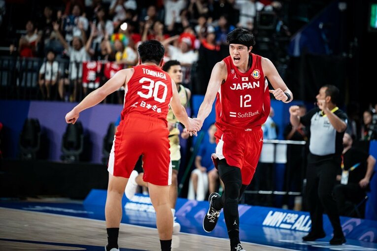 渡邊と富永のハイタッチ　©FIBA