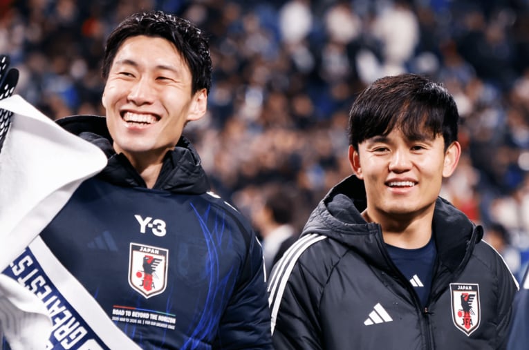 鎌田大地と久保建英。「ひねくれ者同士」とは久保の表現だが、この笑顔からはサッカー好きの素顔が見て取れる ／ photograph by Daisuke Nakashima