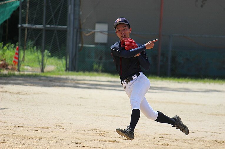 流れるような守備でSNS上でも話題を集めた京都国際・上野響平。甲子園出場はならなかったが、プロを目指し、今日も笑顔でボールを捌く。 ／ photograph by Yu Takagi