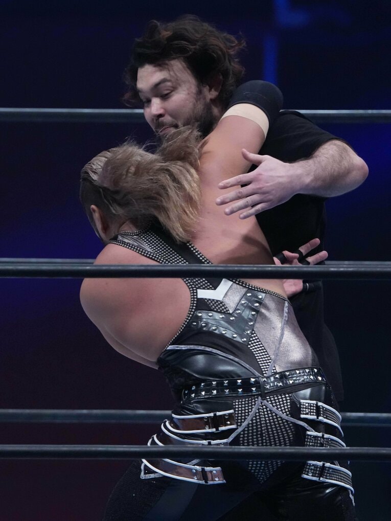 EVILと組み合うウルフアロン　©Essei Hara