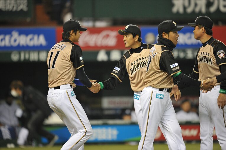 ガッチリと握手を交わす栗山監督と翔平©︎Hideki Sugiyama