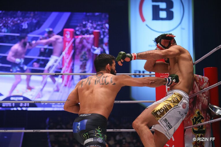 副将戦。クレベル・コイケvs.パトリシオ・ピットブル　©RIZIN FF