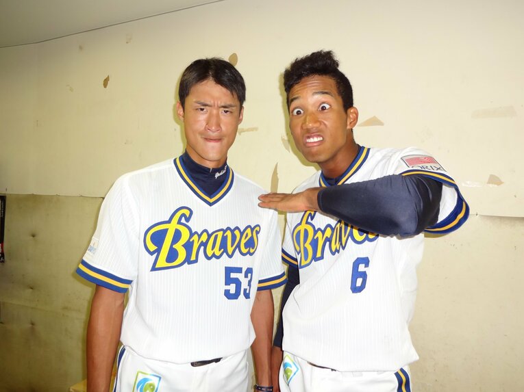 仲が良かった後輩の宗佑磨（右）と記者の前でおどける吉田雄人（2016年、筆者撮影）