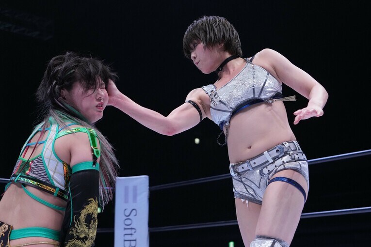安納サオリvs.壮麗亜美　©Essei Hara