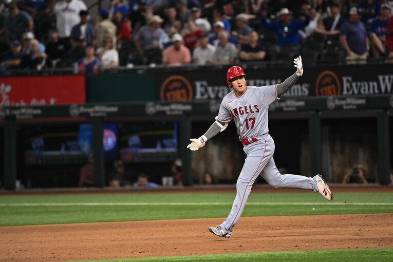 ベンチに向け、さわやかなドヤ顔を見せる大谷　©Nanae Suzuki