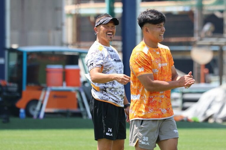 日本代表に選出されたWTB木田晴斗（右）の起用を進言するなど、スピアーズの初優勝に貢献した田邉淳アシスタントコーチ ／ photograph by Nobuhiko Otomo